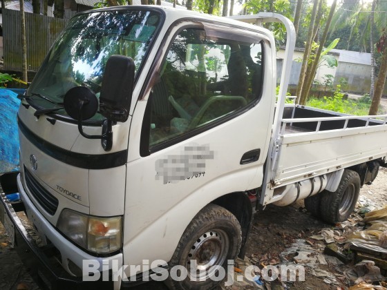 Toyota toyoace 2004 model